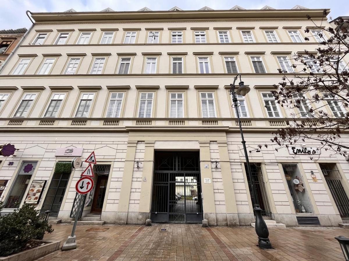 Luxury Quentin 3 Bedrm, 2 Bathrm * Budapeste